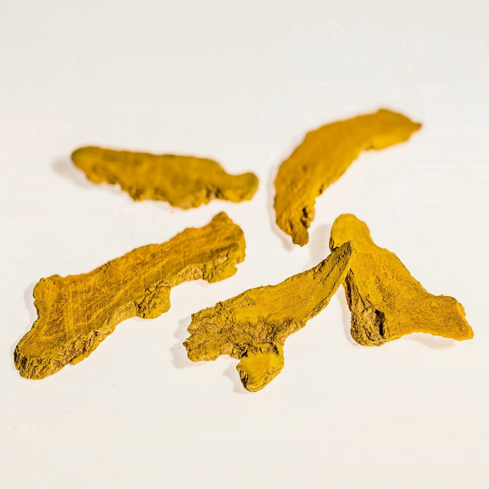 Nahaufnahme von getrockneten Kurkuma-Wurzelstücken.