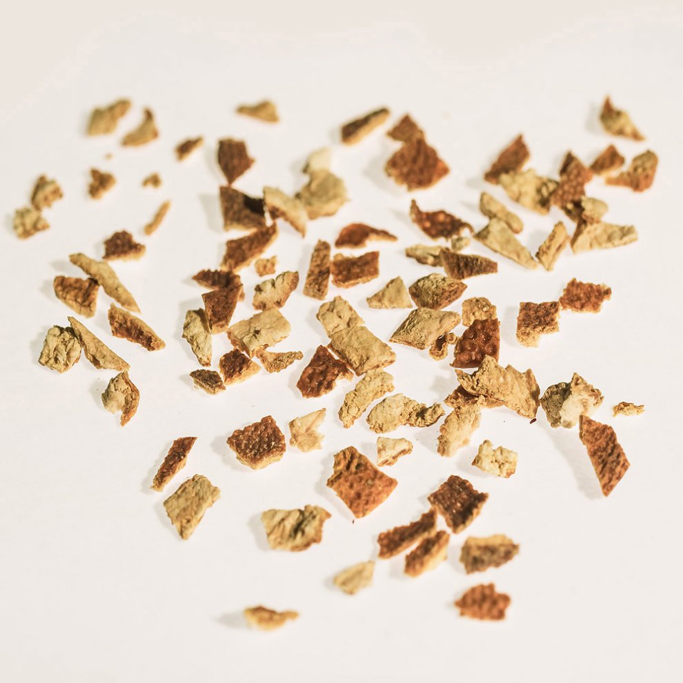 Getrocknete Mandarinenschalen als Einzelstücke, ideal für Teemischungen oder zum Würzen von Speisen.