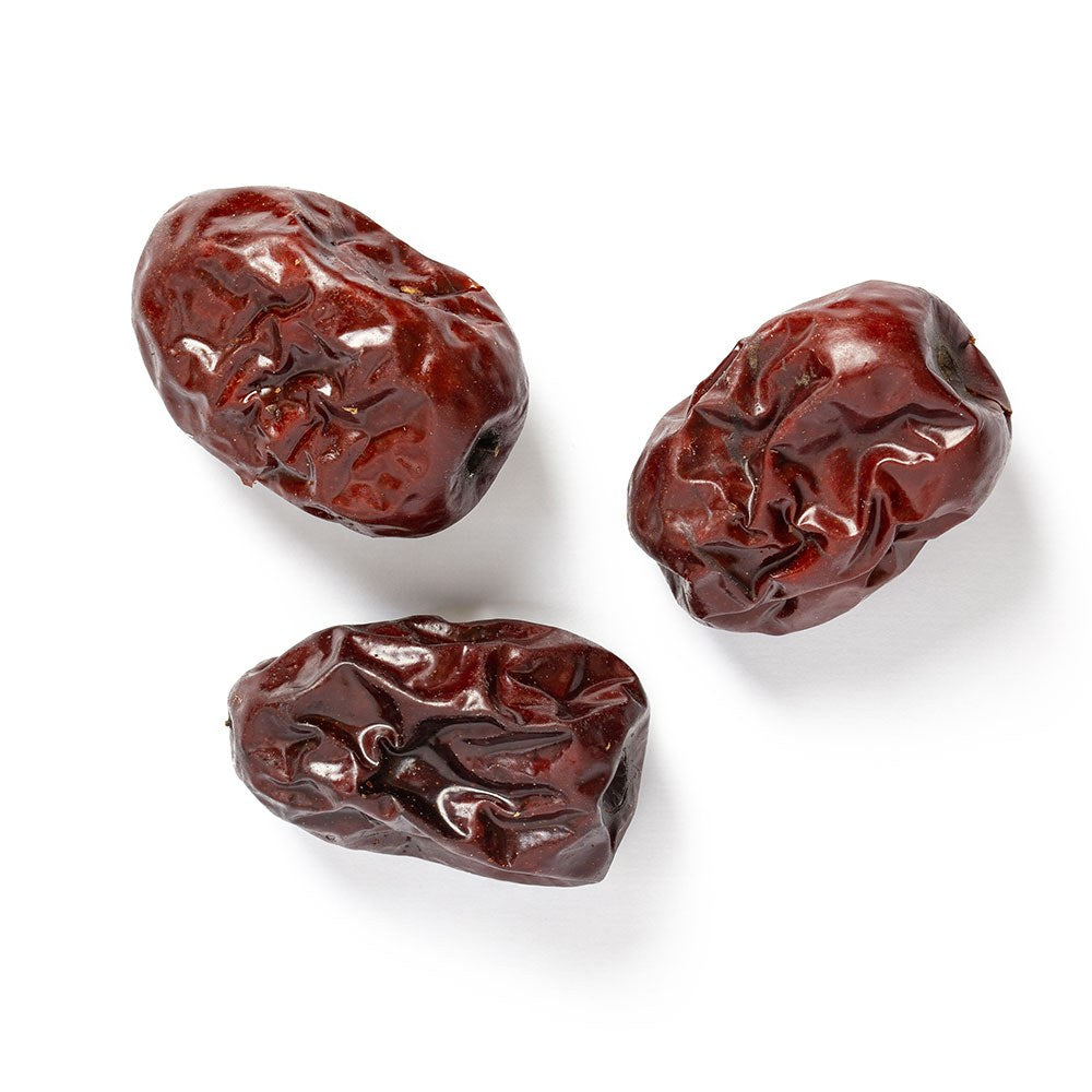 Nahaufnahme von getrockneten chinesischen Datteln, die ihre natürliche Struktur und Farbe zeigen.