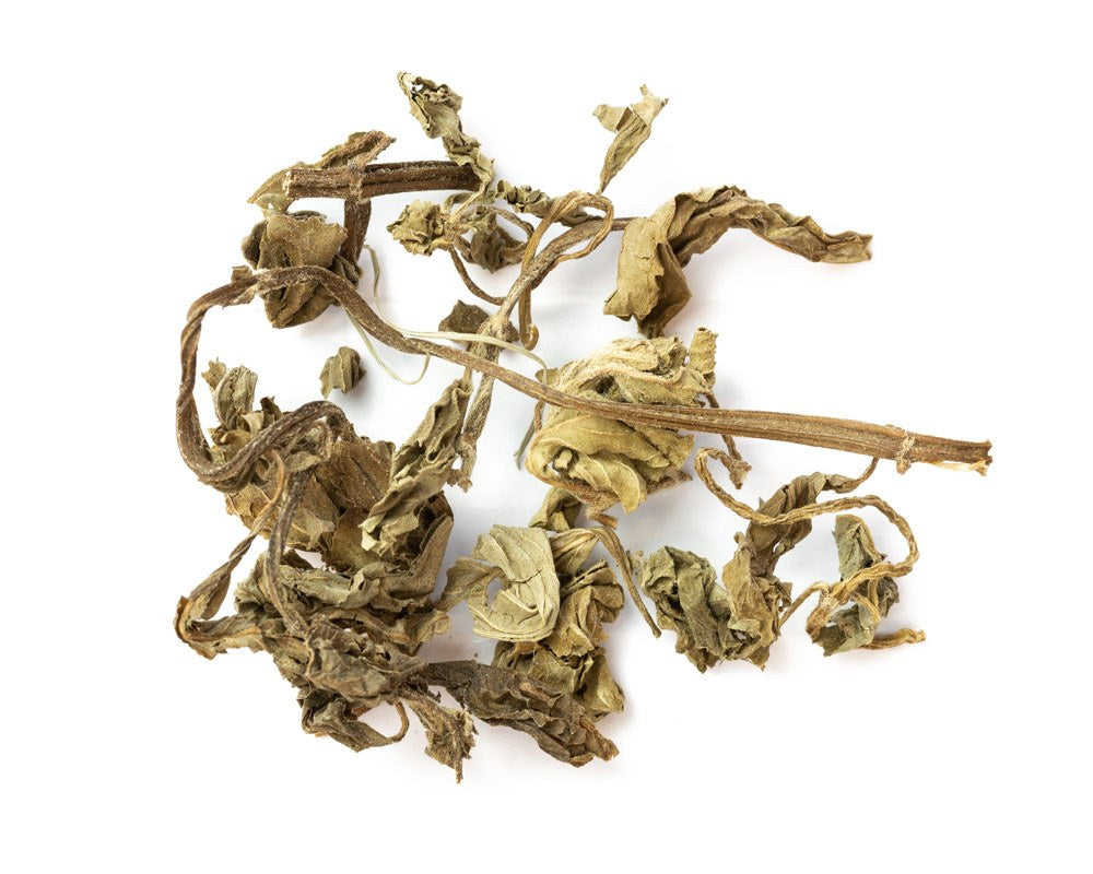 Nahaufnahme der getrockneten Minze, die ihre natürliche Struktur und Qualität zeigt.