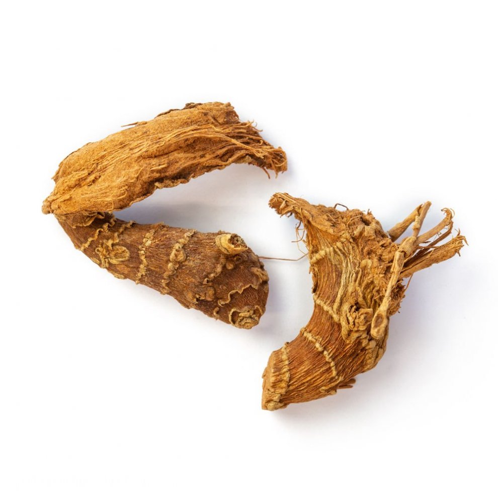 Getrocknete Galgantstücke mit detailreicher Textur, perfekt für die asiatische Küche.