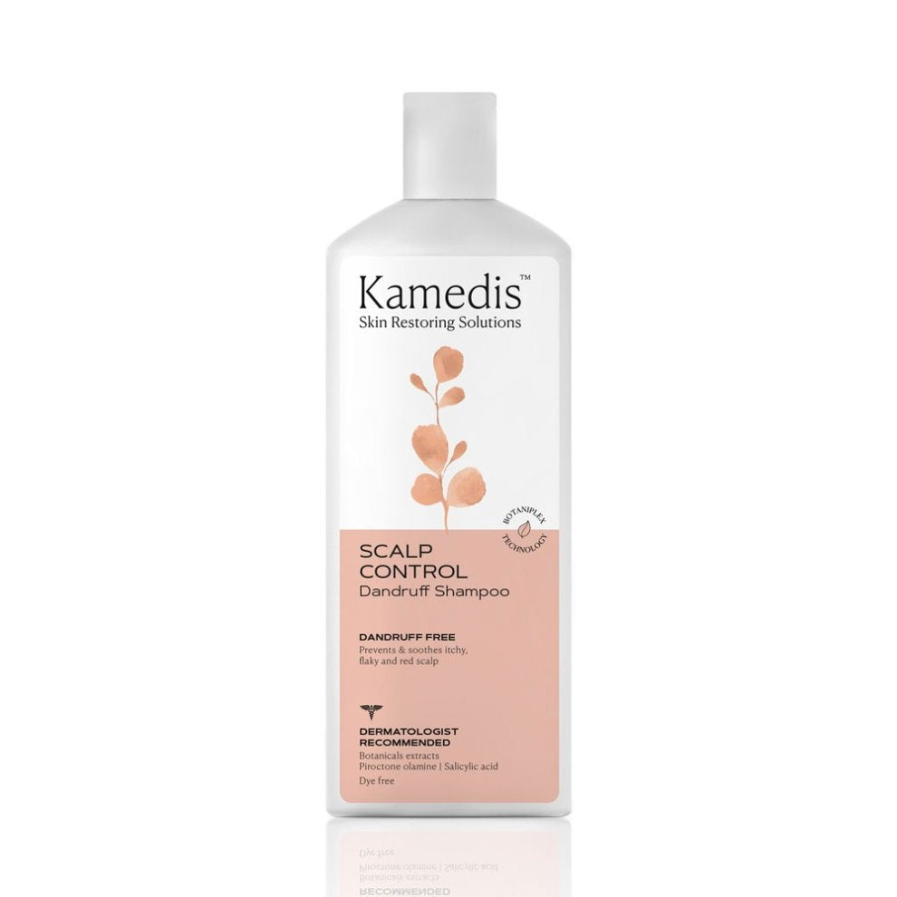 Flasche des Kamedis Scalp Control Shampoos mit natürlichen Extrakten wie Waschnuss und Indigo, auf weißem Hintergrund.