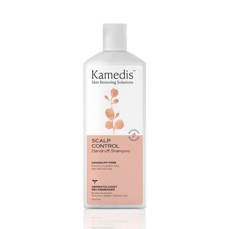 Flasche des Kamedis Scalp Control Shampoos mit natürlichen Extrakten wie Waschnuss und Indigo, auf weißem Hintergrund.