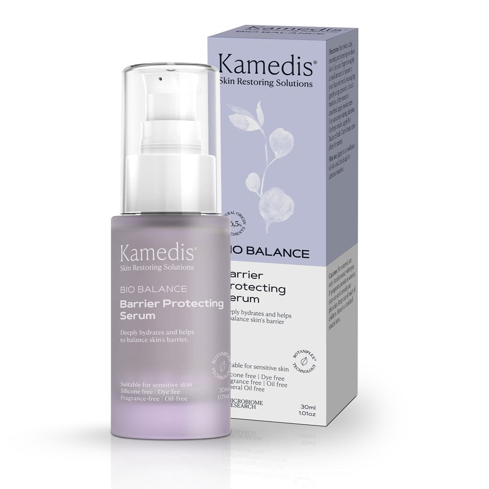 Kamedis Bio Balance Barrier Protecting Serum in violetter Pumpflasche neben der passenden Produktbox mit Pflanzenmotiv.