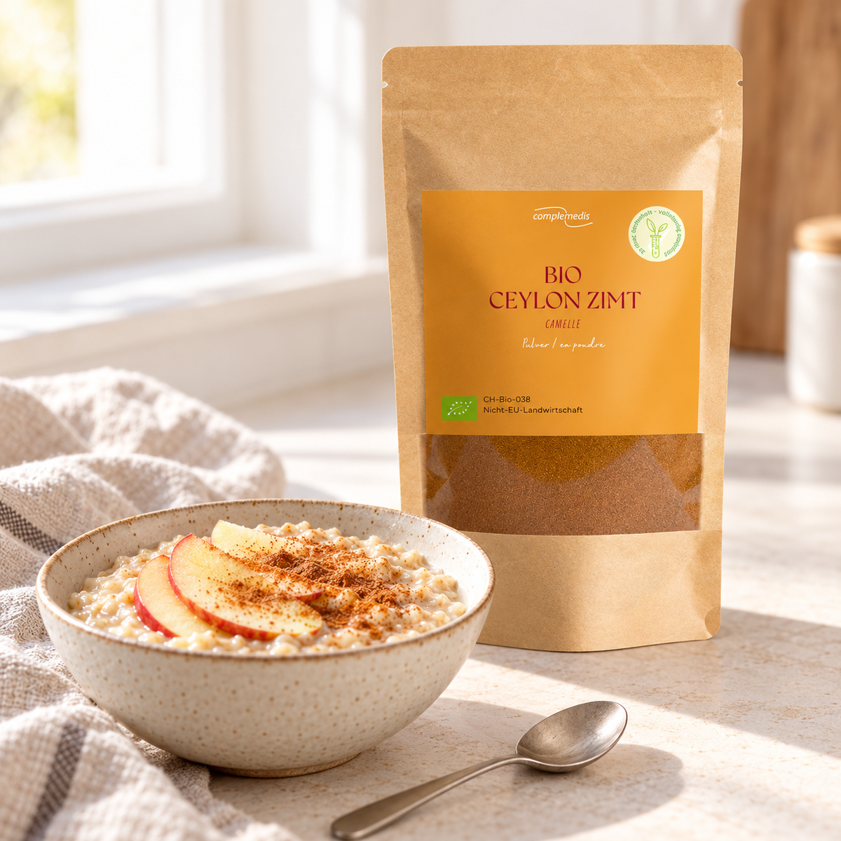 Serviervorschlag: Apfel-Porridge mit Ceylon-Zimt neben dem Complemedis Bio-Zimtbeutel