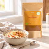 Serviervorschlag: Apfel-Porridge mit Ceylon-Zimt neben dem Complemedis Bio-Zimtbeutel